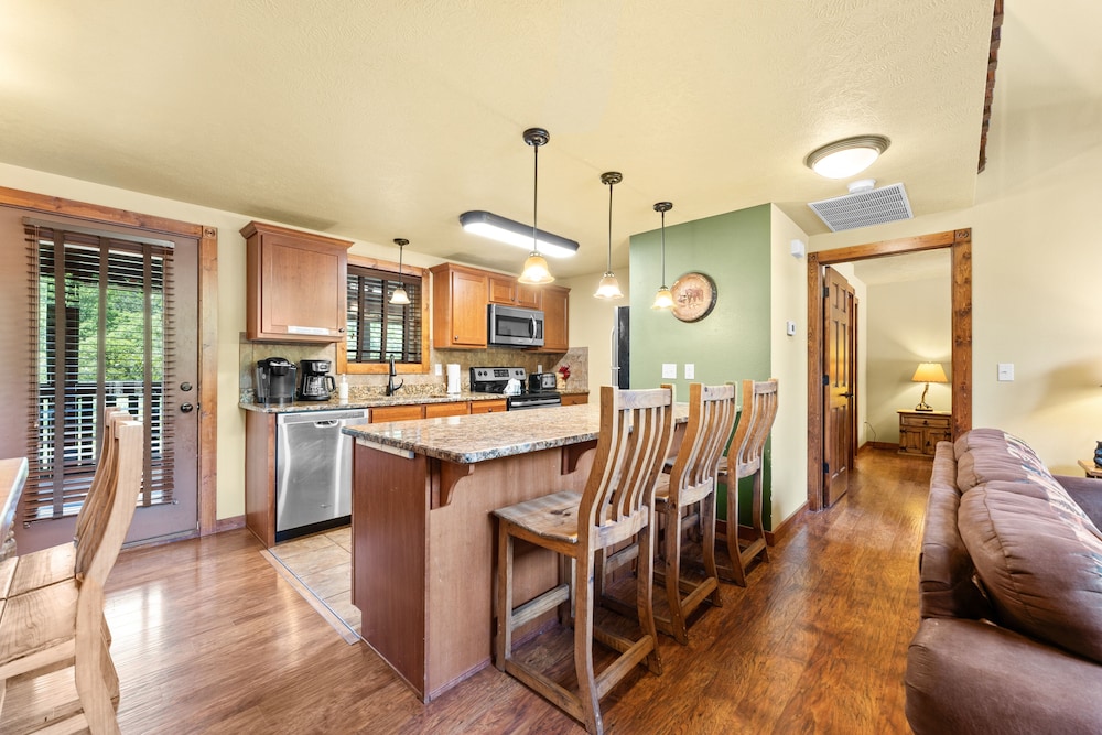 Timeless Memories Lodge 6 Bedroom Cabin by RedAwning