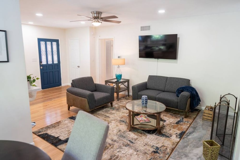 Disneyland Renovated 3BR Fullerton House w Garage Fenced Yard p56