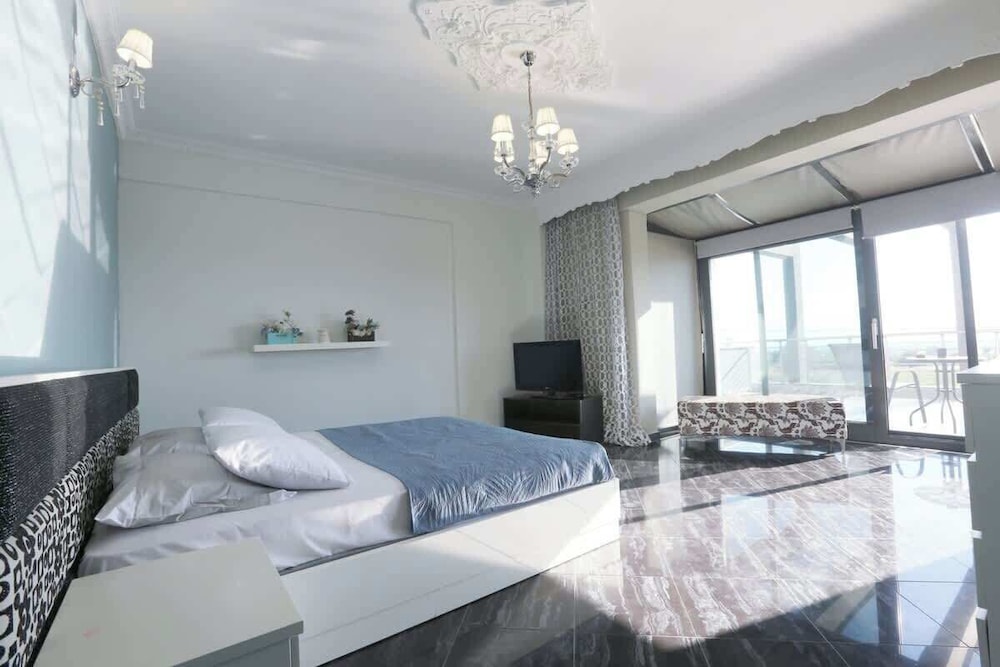 Villa Erytha - Serene Retreat With Views Garden