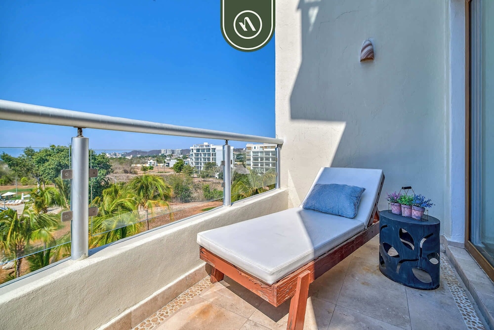 Oceanfront 3BR Condo With Beach Club - Pool