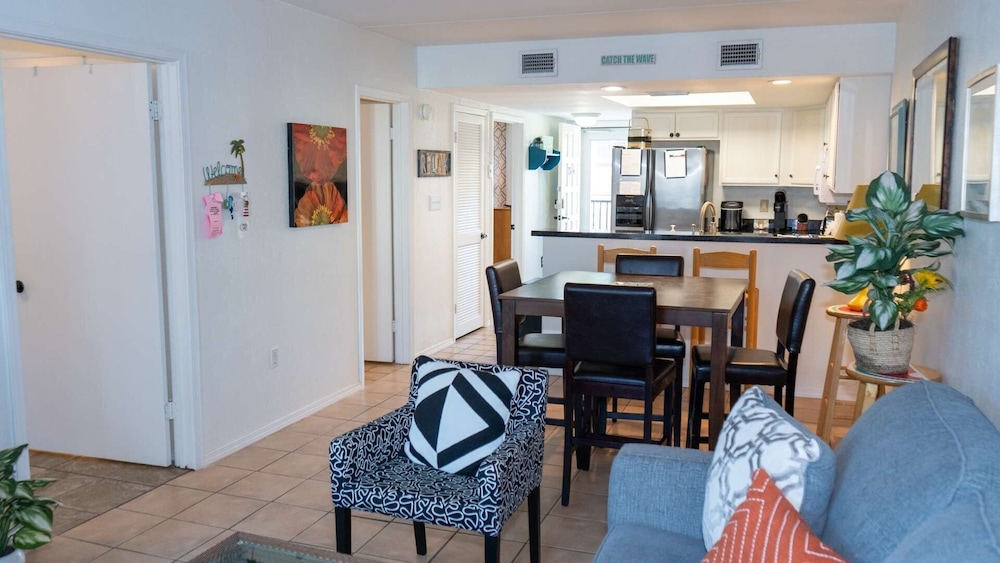 Cozy Family Retreat Steps To Beach Pool / Hot 2 Bedroom Apts