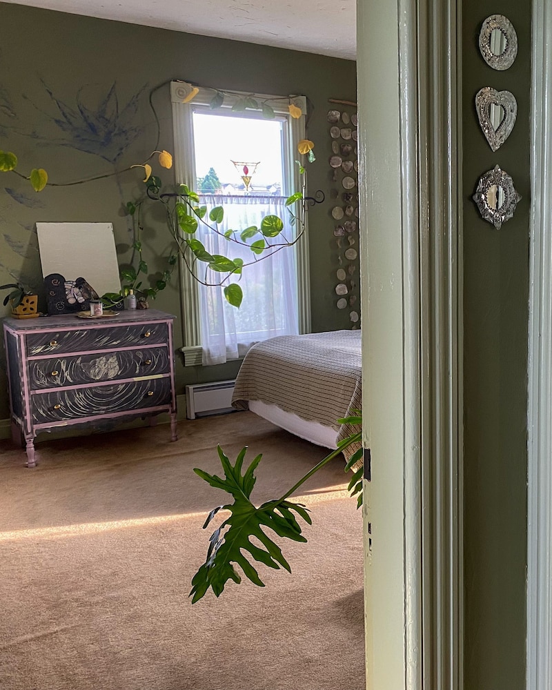 Upstairs at Thevictorian - Lush Walkable and Dog-friendly Retreat - Steps From Downtown Bellingham