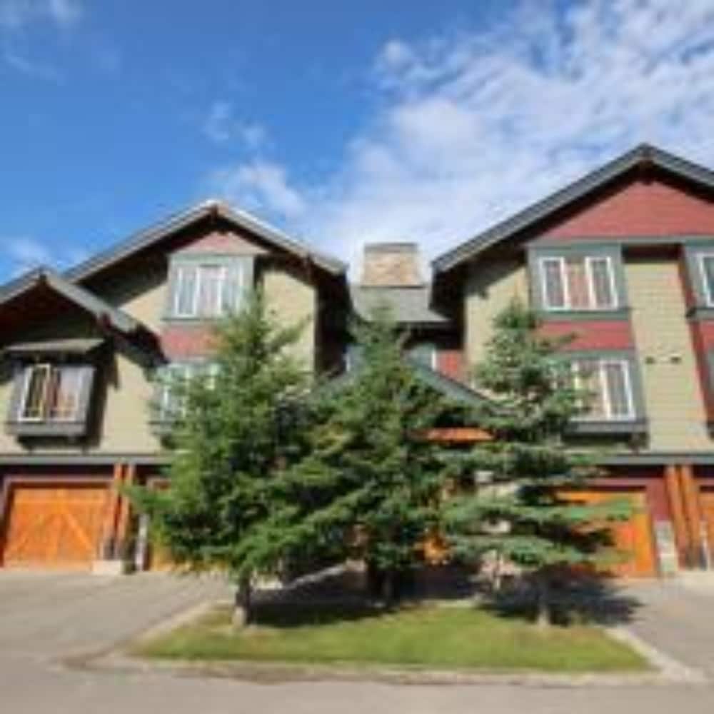 Pinnacle Ridge Chalets by Fernie Lodging