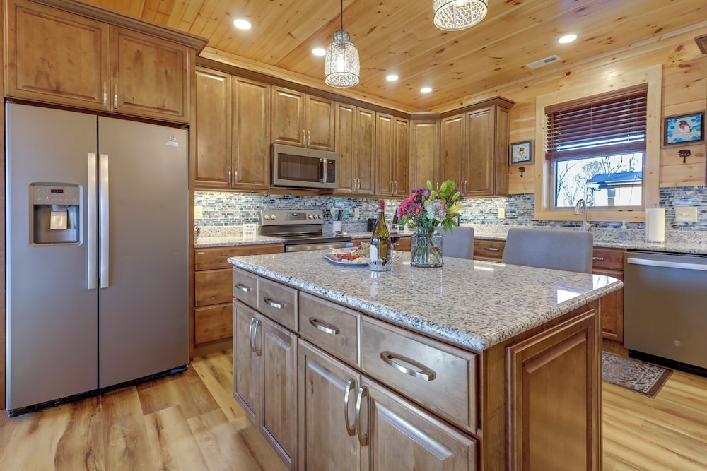 Majestic Mountain Views: Sevierville Escape!