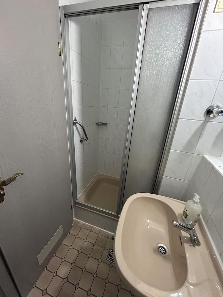 2-Rent Group Hostel Rooms AUB162