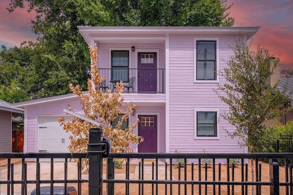 Stylish Stay With Unforgettable Downtown Views!