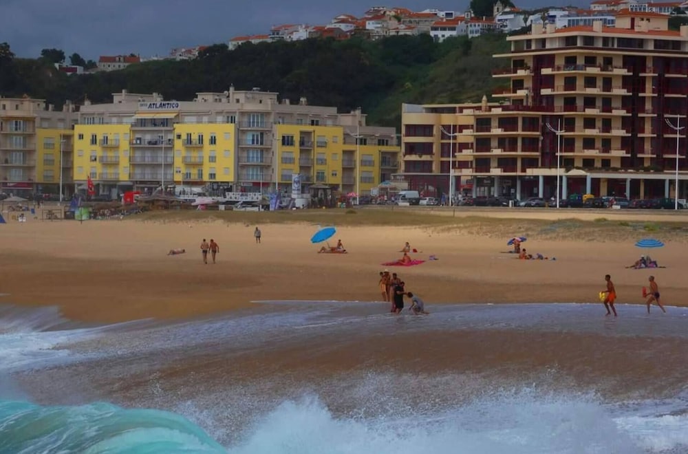 2 Bed Flat - Sleeps 4 - Parking - Wifi view 4