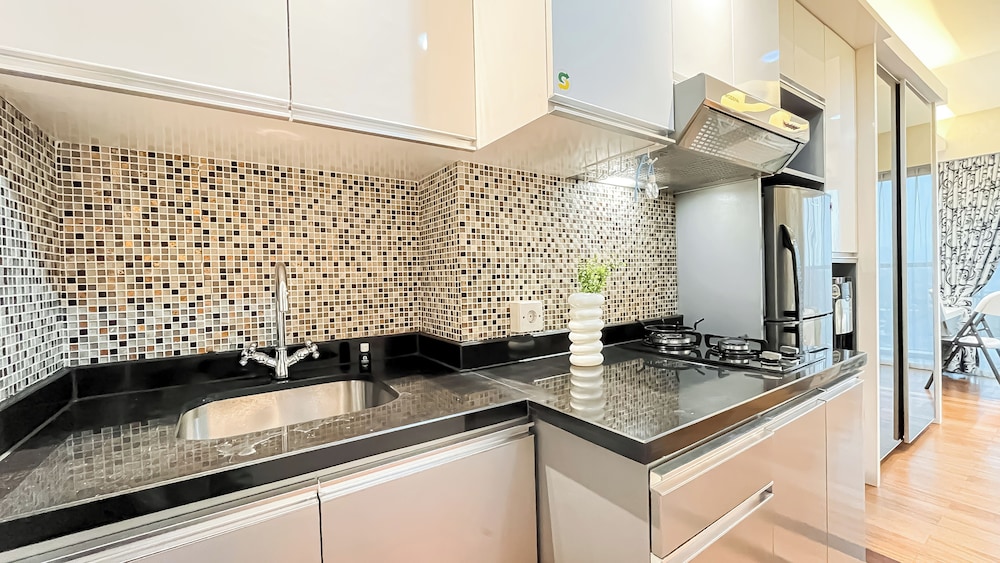 Good Location Studio At Apartment Tamansari The Hive Near Lrt Station