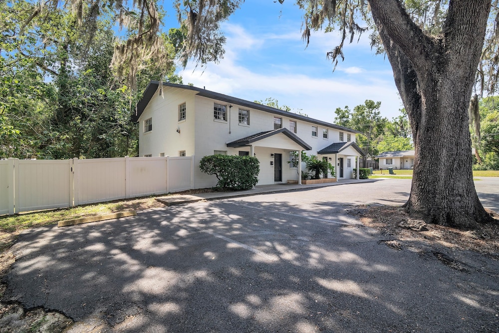Be Our Guest - Cozy Townhome Near Downtown Ocala 2 Bedroom Townhouse