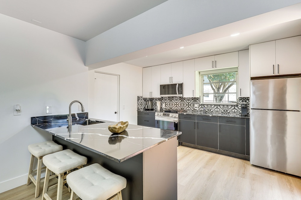 Walk to City Center: Modern Coral Springs Getaway