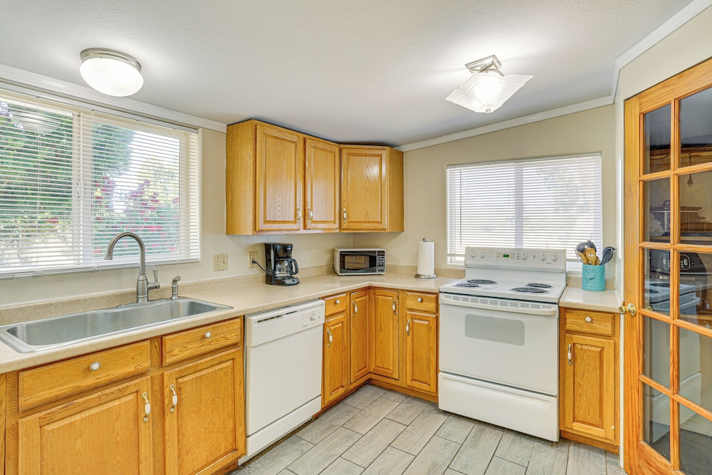 Pet-friendly Unit w/ Yard Near Sacramento River!