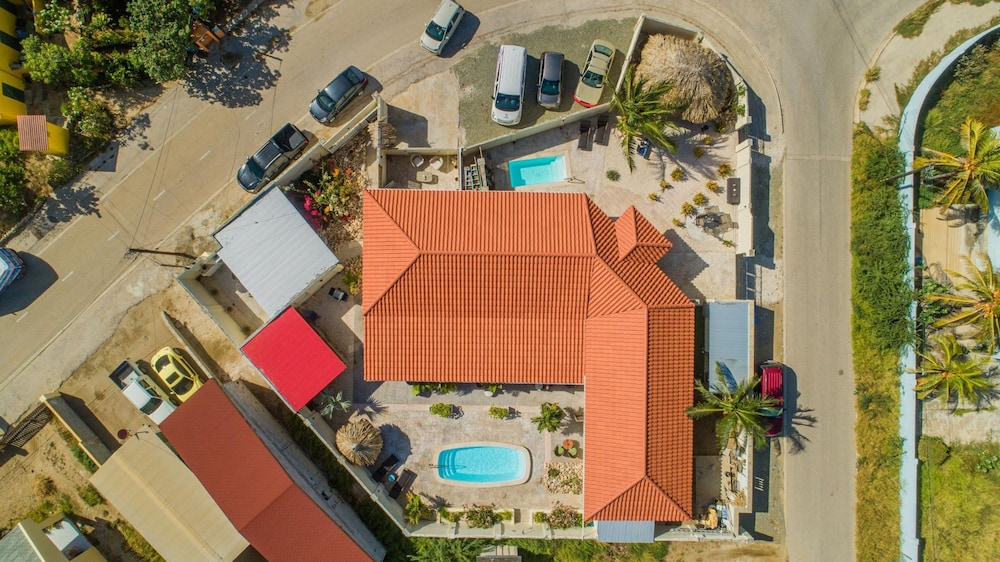 Poolside 1-bed Near Palm Beach