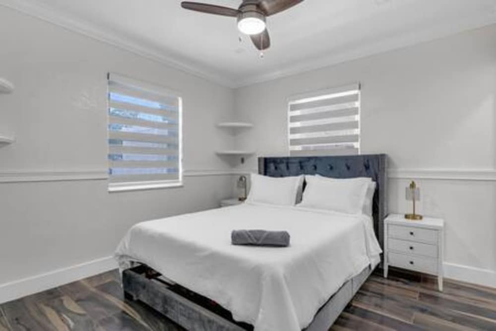 600 SW 31st Ave Pool Patio 4 Queen Beds Sleep 8 Parking