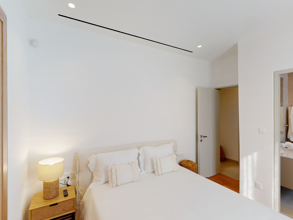 Sanders Konnos Bay Cleo - Amazing 4-bedroom Villa With a Side Sea View