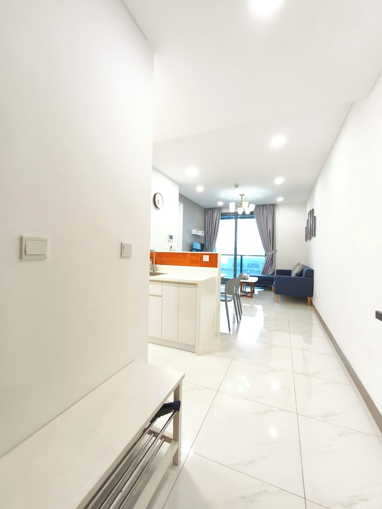 Skyway White & Silver Riverside Resident - Binh Thanh, HCM