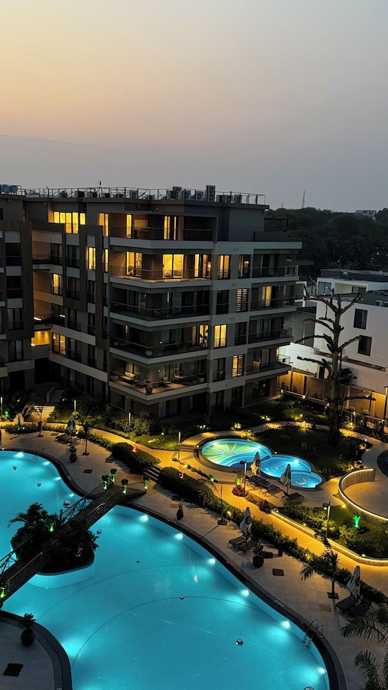 Elite Luxury Suites at Diamond in City