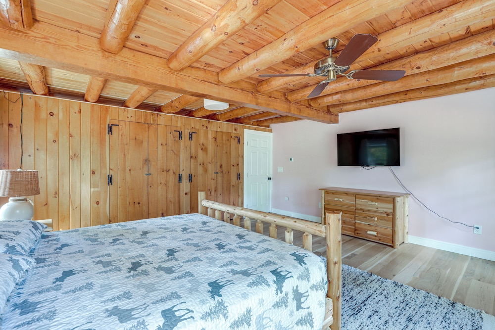 Deck, Sauna & Fire Pits: Upscale Belle Mead Cabin