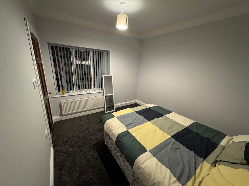 Buxton 5-bed Retreat - Sleeps 11, Parking & Garden