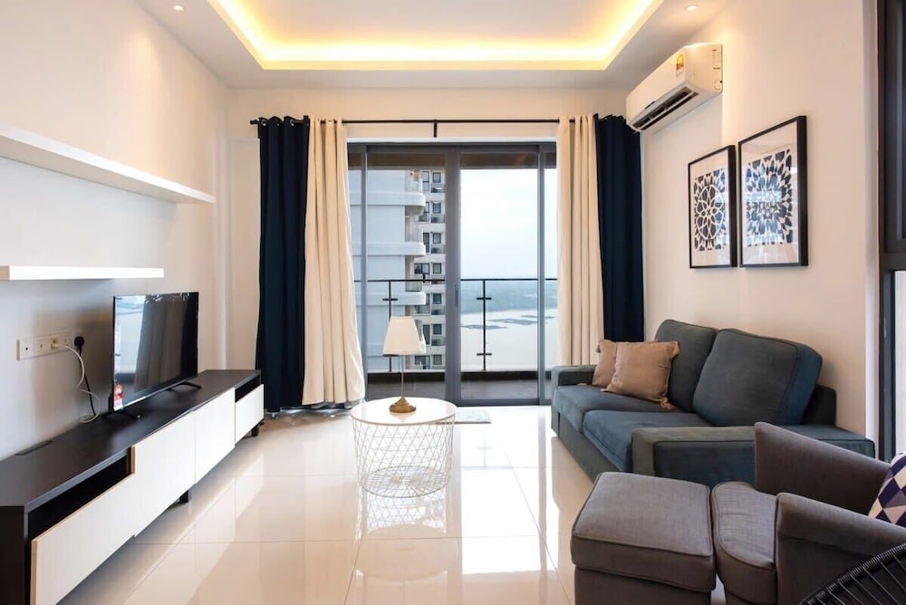 Comfy 3BR Apt in Danga Bay, Free Parking, Sea View