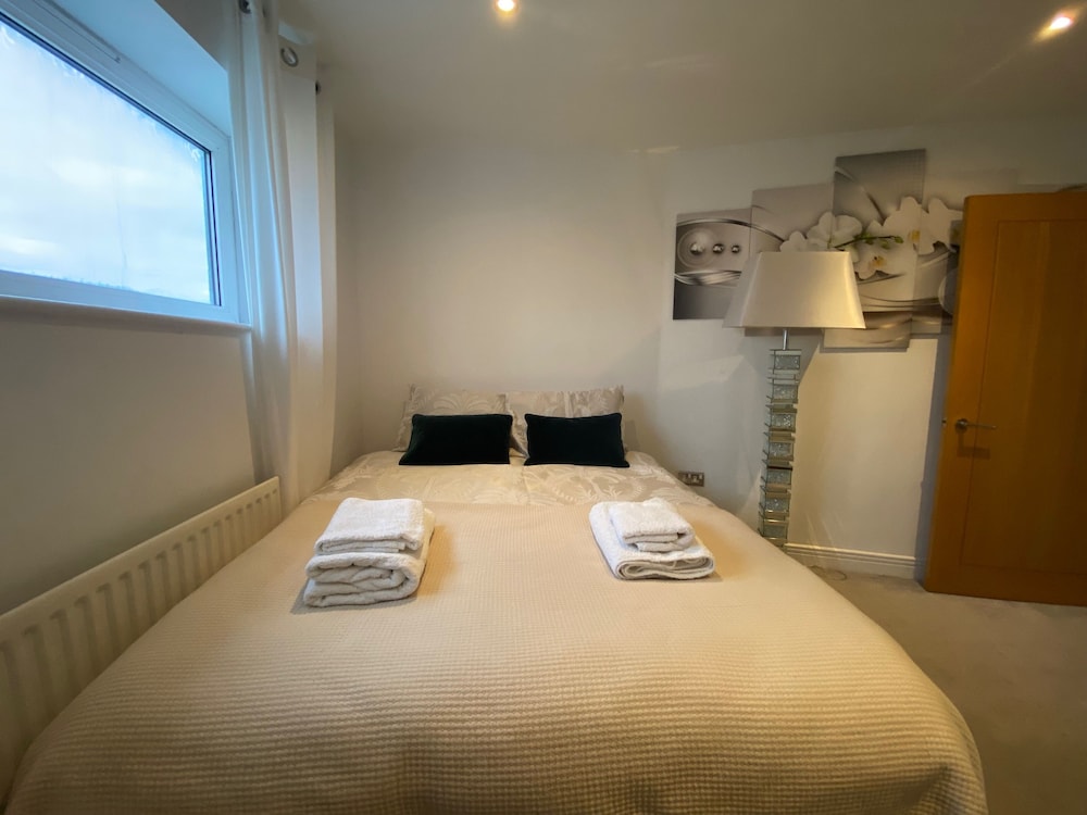 2 Bed Flat - Sleeps 4 - Parking - Wifi