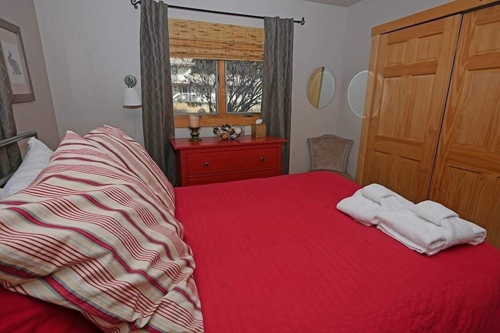 750 Stanford Avenue 3 Bedroom Cabin by RedAwning view 3