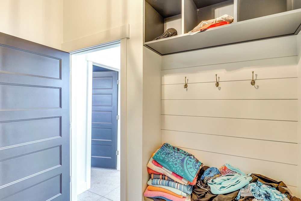 Private Pool & Hot Tub: Luxe Unit Near UTA Train!