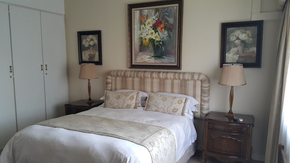 Royal Ridge Guest House and Apartments