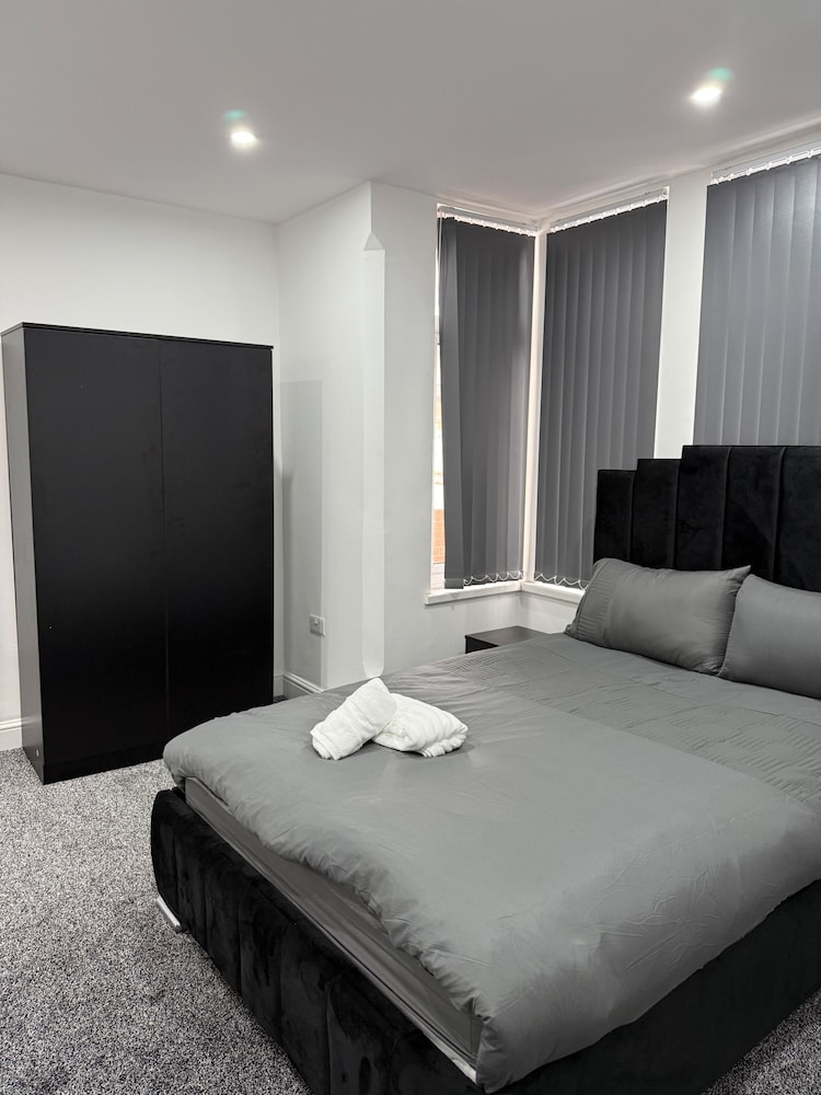 Lutom 2 Bed Flat - 1 With Sofa bed Sleeps 4