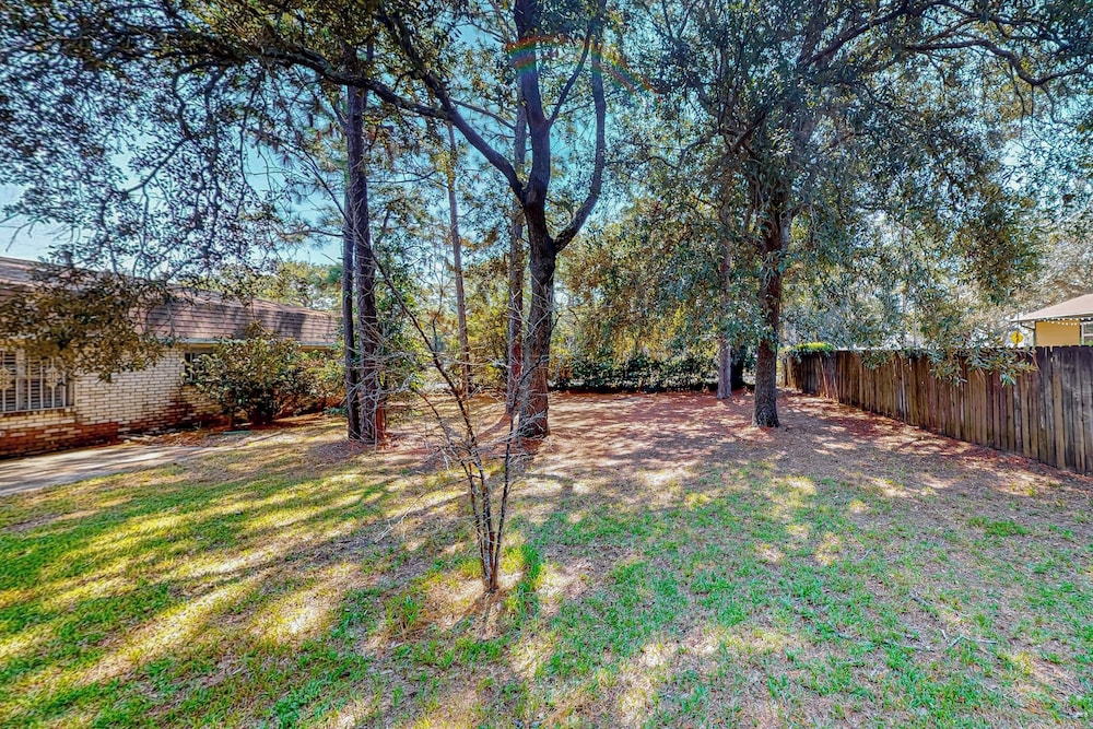 3BR Next to Park w/ Large Yard, AC & W & D