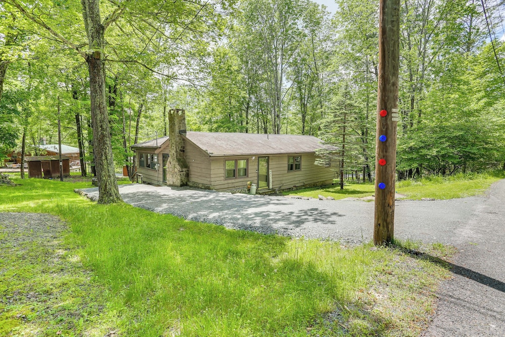Spacious Lake Ariel Cabin w/ Deck + Pool Access!