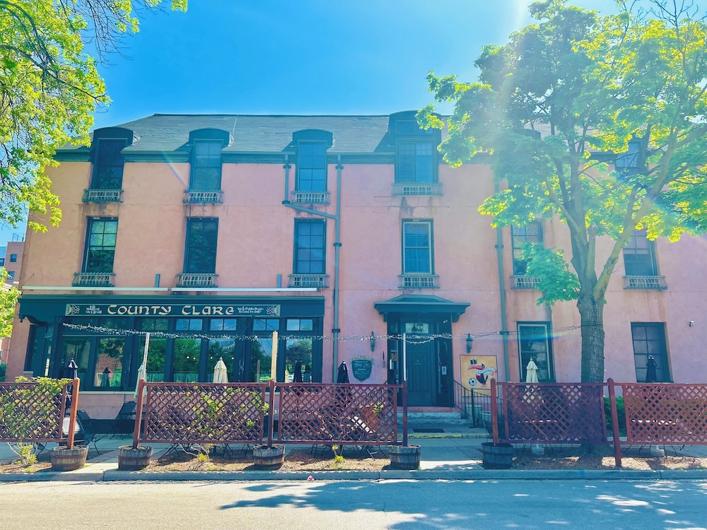 Hotel County Clare Irish Hotel & Pub - Image 1