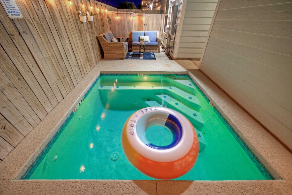 Luxury 4bdr Beach Retreat w/ Private Pool Walk to Dining + Shops Shore Thang