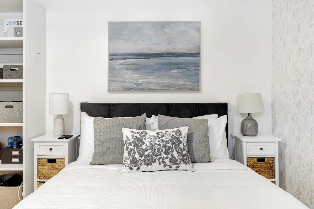 Oceanfront Gem w/ Balcony, Pool, Hot Tub & Carbon Beach Access Bluewater Haven by Avantstay