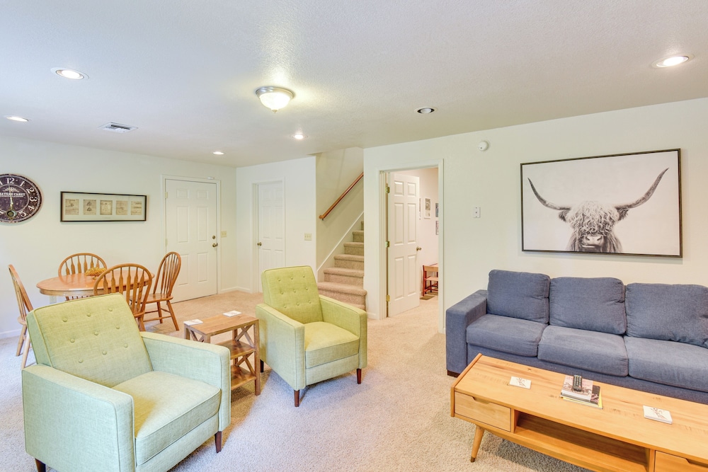 Gateway to Yosemite: Group-friendly Groveland Home
