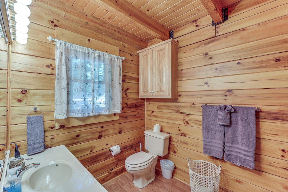 5 Mi to Hot Springs Nat'l Park: Cabin w/ Yard