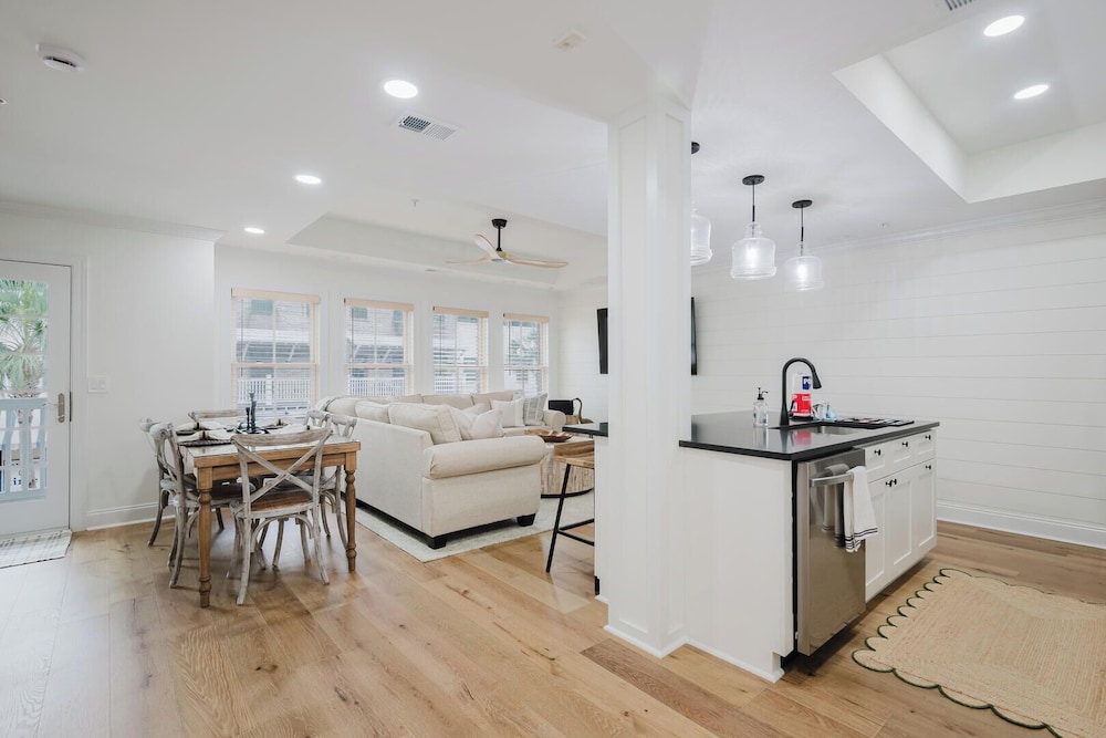 Lowcountry Landing! 3-story Townhouse in Old Town's Promenade
