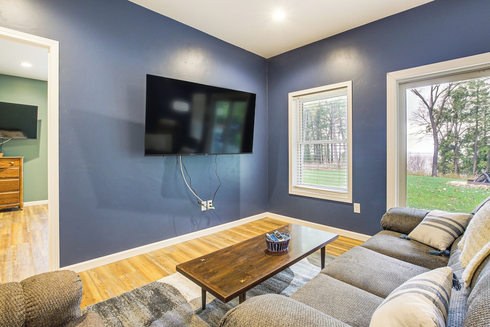 2 Mi to Lake Michigan: Home w/ Patio in Green Bay