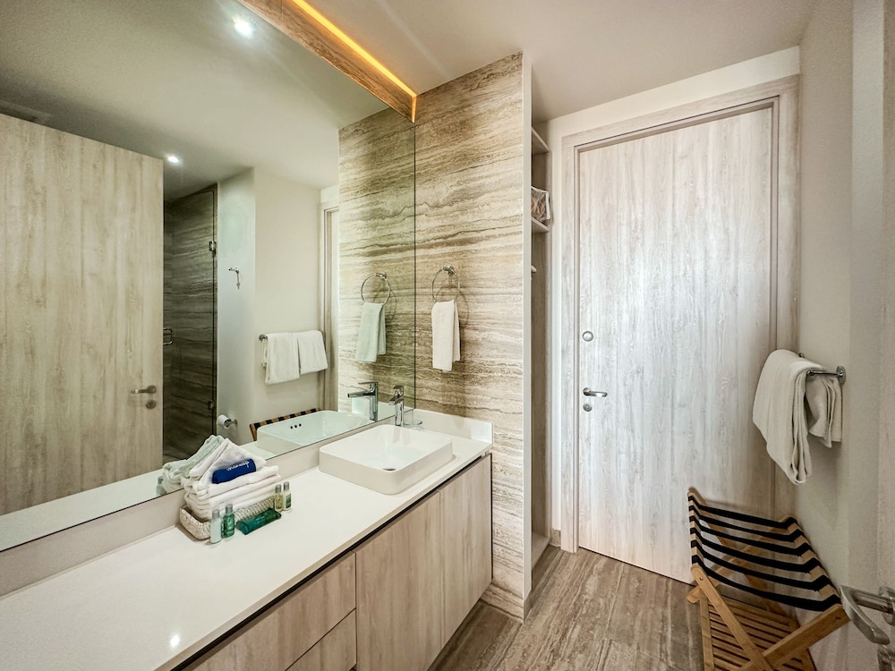 3BR Ground Floor Condo With Direct Pool Access