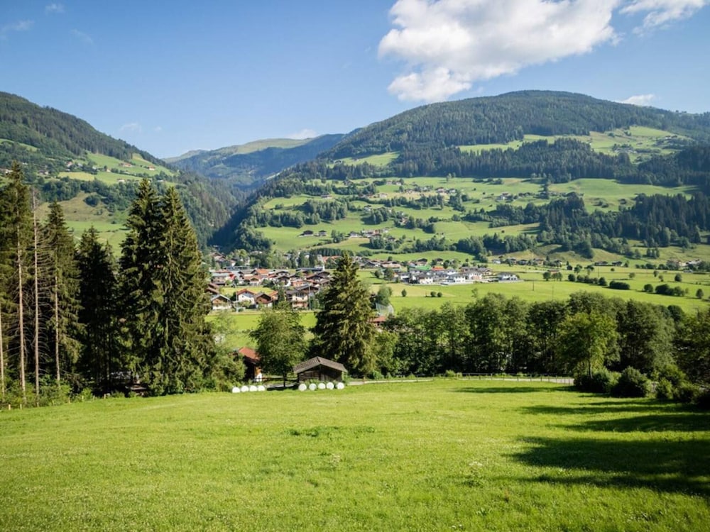 Mountain-view Cottage Sleeps 15 -balcony -pets Ok
