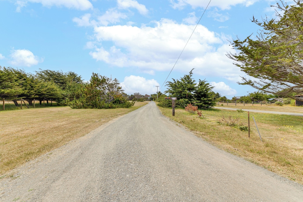 Walk to Beach: Luxury Oceanfront Escape in Caspar
