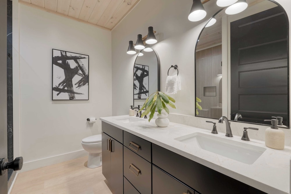 Kings Crown by Avantstay Indoor Pool, Hot Tub, Firepit, Theater All-season Retreat