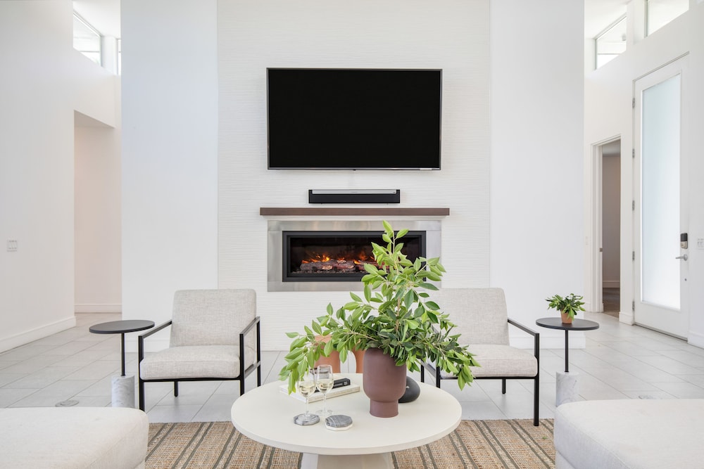 The Polo Villas by AvantStay – Modern Oasis Near Empire Polo Club