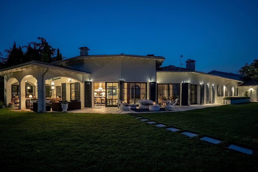 Charming Green and Blue Villa by Wonderful Italy
