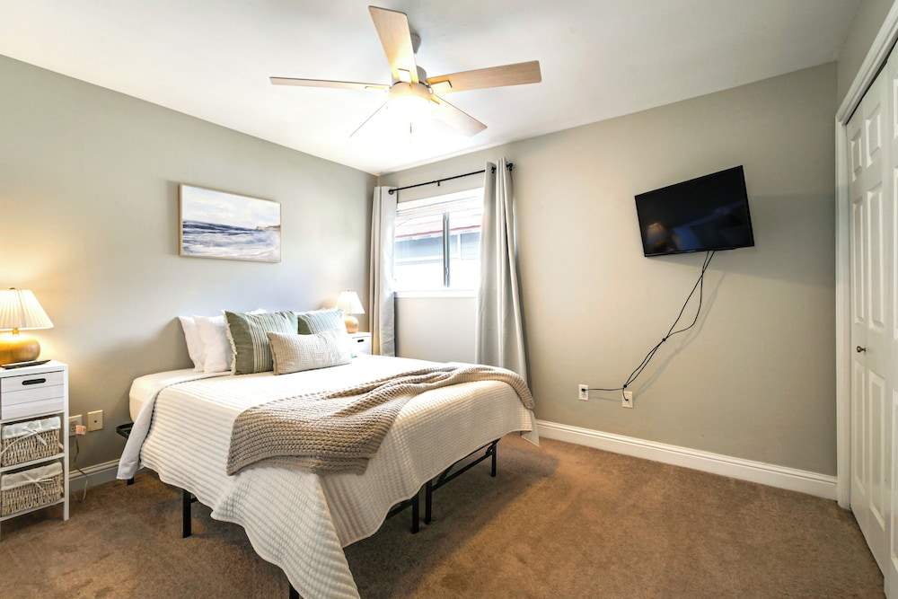Walk to Ocean & Restaurants: Biloxi Getaway!