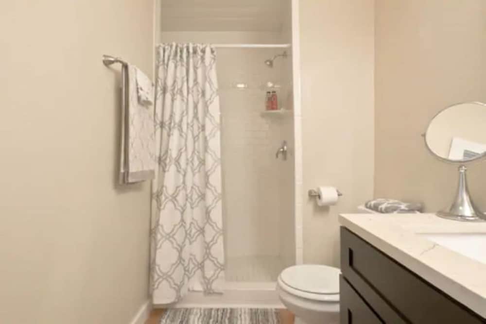 The Highland House 5BR Huge Patio 2 Miles to DT - Image 5