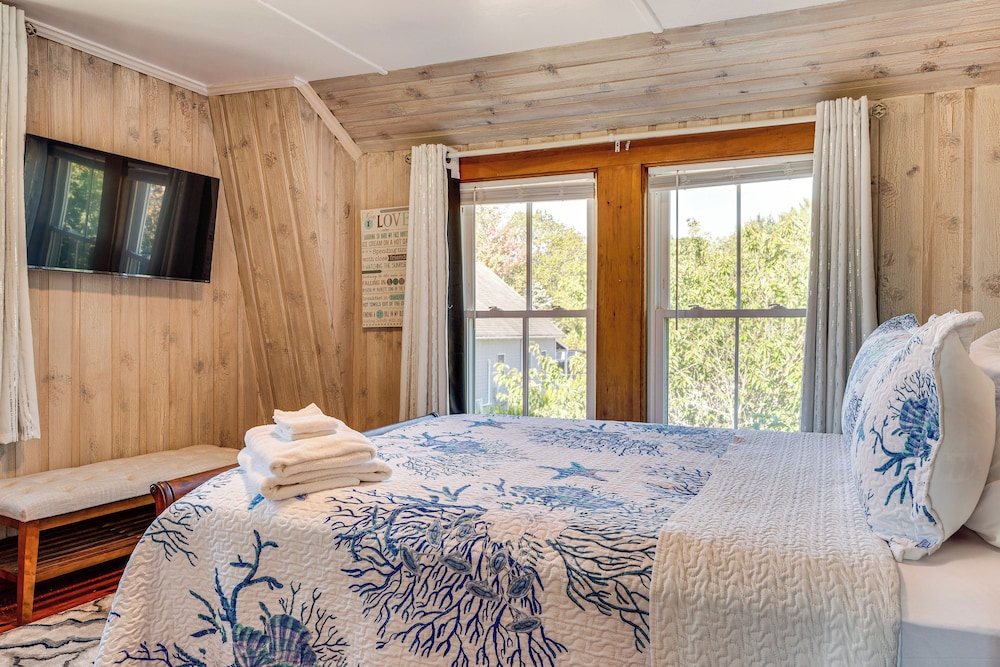 Hot Tub & Fireplace: Coastal Getaway in Maine