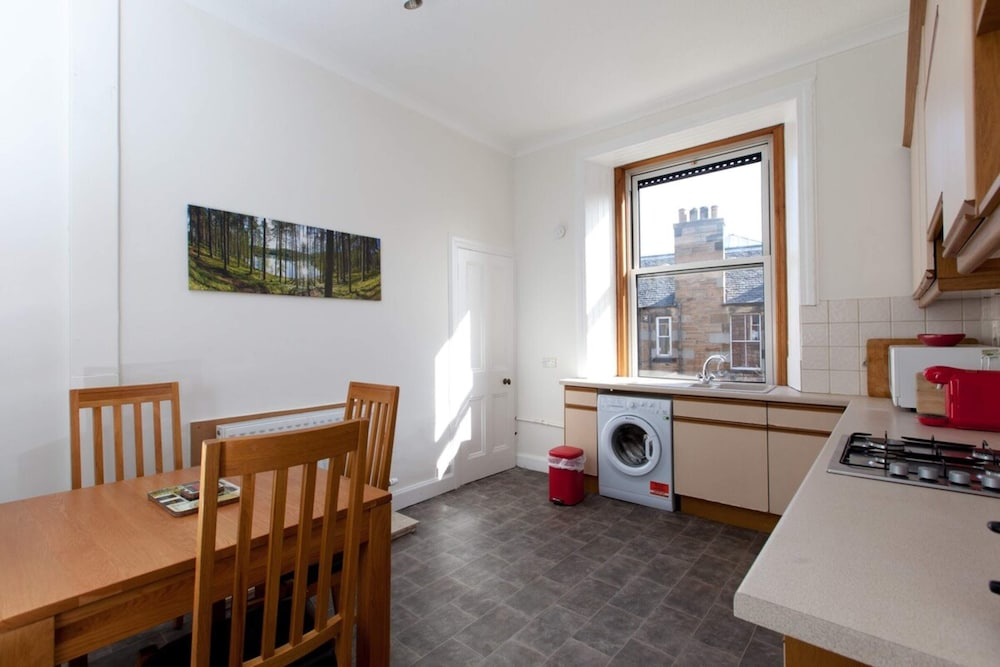 Spacious and Bright Polworth Flat