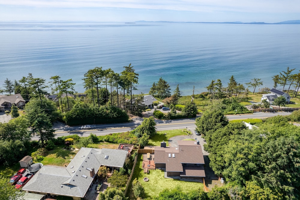 West Beach Lookout by Avantstay Walk to Beach