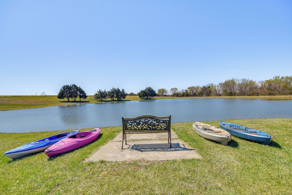 Pond Access & Fishing: 'cedar Lodge' in Versailles