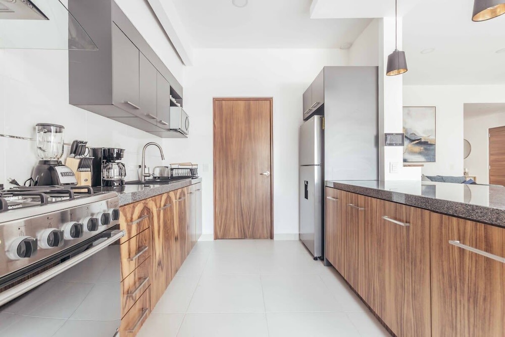 Cozy 2BR House 2 min to the Beach - Pool - Terrace